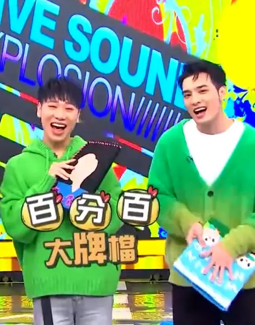 揭秘《娱乐百分百大牌档》：明星幕后爆笑瞬间，你绝对没见过的另一面！